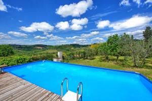 切塔尔多Maggiano by PosarelliVillas的蓝色的游泳池设有观景木甲板