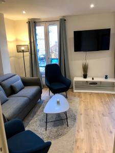 巴黎GH Apartment Pasteur-Montparnasse的带沙发和电视的客厅