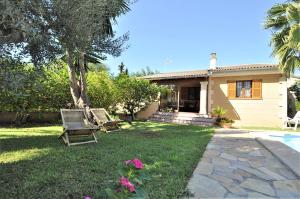 马略卡岛帕尔马"PEP POMAR" Chalet en Palma de Mallorca的院子里两把草坪椅的房子