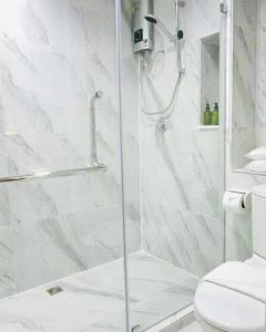 曼谷城市别墅的浴室里设有玻璃门淋浴