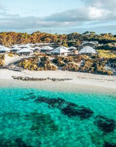 罗特内斯特岛Discovery Resorts - Rottnest Island的享有海滩空中美景,设有房屋