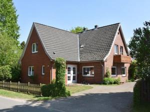 BokelrehmFerienwohnung Lahann的黑色屋顶红砖房子