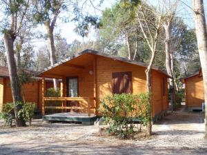 托雷德尔格拉戈普奇Campeggio Boscoverde的木头小屋,设有木门廊