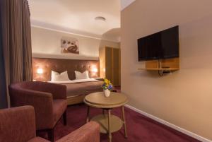 蒙多夫莱班博瑟基酒店的一间酒店客房,配有一张床和一台电视