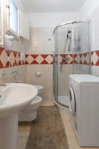 GiuggianelloLa Torre Antica Dimora的浴室配有盥洗盆、卫生间和淋浴。