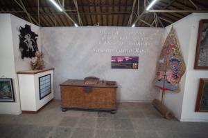 Pondok Tingal Borobudur的电视和/或娱乐中心