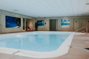莱森弗莱彻酒店的在酒店房间的一个大型游泳池