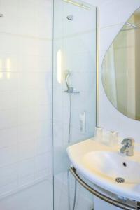 波尔多波尔多湖宜必思快捷酒店的白色的浴室设有水槽和淋浴。