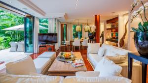 Villa in the Garden, Surin Beach with private spa.的休息区