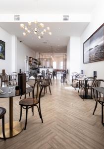 沃纳姆堡深蓝温泉酒店的一间带桌椅和吊灯的用餐室