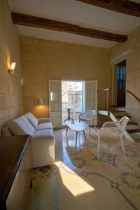维多利亚Magic in the Heart of Old Gozo (Penthouse)的客厅配有沙发和桌子