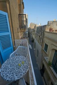维多利亚Magic in the Heart of Old Gozo (Penthouse)的阳台配有桌椅。