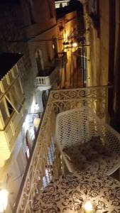 维多利亚Magic in the Heart of Old Gozo (Penthouse)的大楼楼梯的顶部景色