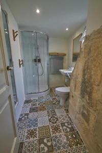 维多利亚Magic in the Heart of Old Gozo (Penthouse)的带淋浴、卫生间和盥洗盆的浴室
