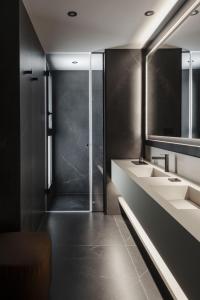 马泰拉La Suite Matera Hotel & Spa的浴室配有2个盥洗盆和步入式淋浴间。