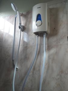 马埃堡提瓦博瑞宾馆的带淋浴的浴室