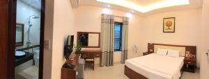 Thái BìnhBình Minh Riverside Hotel的一间卧室配有一张床,浴室设有水槽