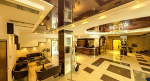 索非亚Hotel Forum - Free Parking的大厅,带长沙发的建筑和厨房