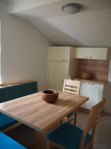 弗利斯Haus Gabriel的厨房配有木桌和碗