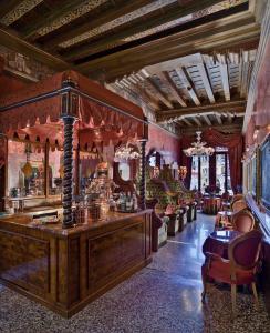 威尼斯安提克庞特酒店的大型客房,大楼内设有一间酒吧