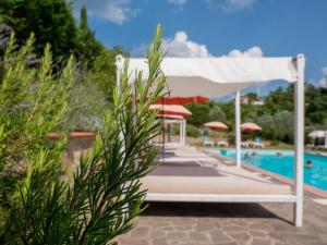 波吉邦西圣乔治别墅酒店的度假村游泳池上的白色天篷