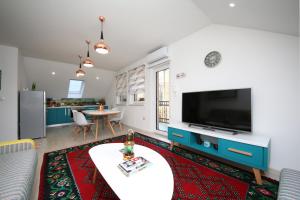 萨拉热窝Apartment STARI LISAC的客厅配有大电视和桌子