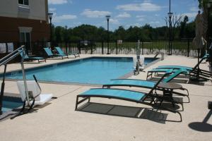 布赖恩Candlewood Suites College Station, an IHG Hotel的一个带躺椅的游泳池