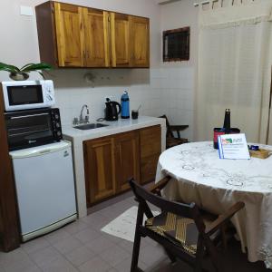 波萨达斯Departamento centrico en Posadas, garage opcional D1的厨房配有桌子和微波炉