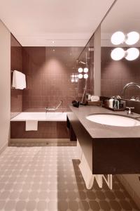 圣加仑瓦尔哈拉酒店的一间带大浴缸和大水槽的浴室