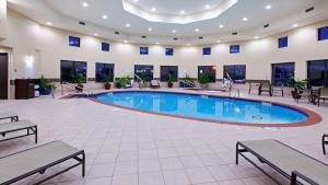 Duncan邓肯智选假日套房酒店的酒店大堂的游泳池设有桌子和长凳