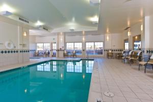 科罗拉多斯普林斯- 机场假日酒店内部或周边的泳池