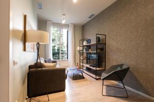 巴塞罗那Aspasios Rambla Catalunya Apartments的客厅配有沙发和椅子