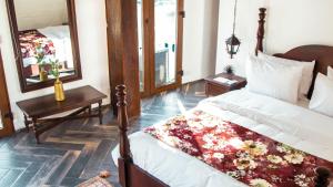 卡塔赫纳Soy local insignia的一间卧室配有一张床、一张桌子和一面镜子
