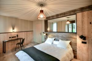 Le BleymardLogis Hôtel restaurant La Remise的一间卧室配有一张大床和木制床头板