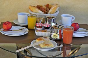 艾格-莫尔特Maison des Croisades的一张桌子,上面有早餐食品和饮料