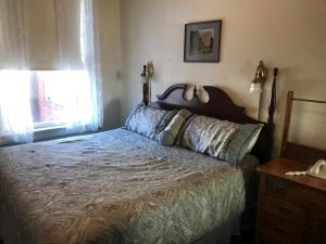 戴德伍德富兰克林历史酒店的一间卧室设有一张床和一个窗口