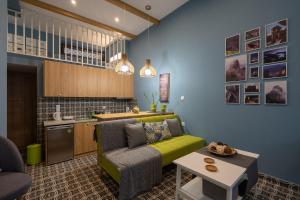 卡兰巴卡SaltHouse #1的一间带绿色沙发的客厅和一间厨房