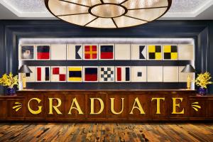 安纳波利斯Graduate Annapolis的大堂,上面有读毕业生的标语
