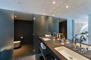 菲茨瑙Hotel Vitznauerhof - Lifestyle Hideaway at Lake Lucerne的一间带两个盥洗盆和大镜子的浴室