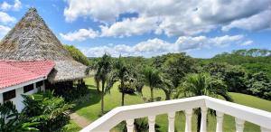 Paraíso古阿卡玛雅山林小屋的从树木繁茂的房屋阳台欣赏风景