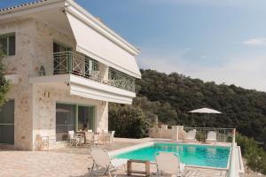 梅加尼西岛Meganisi Blue Villa的别墅前设有游泳池