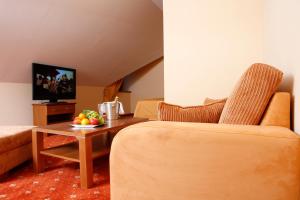 莫德拉Hotel Majolika的客厅配有沙发和水果桌