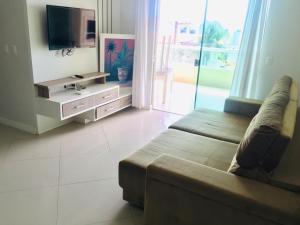 邦比尼亚斯Apartamentos Mediterrâneo Home Club的带沙发和平面电视的客厅