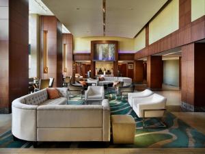 波士顿波士顿滨水区巴特利码头酒店的一个带沙发和椅子的酒店大堂