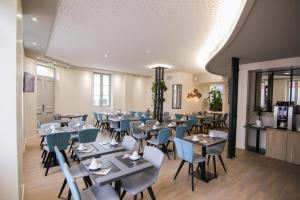 萨尔拉拉卡内达蒙田酒店的一间配备有桌子和蓝色椅子的用餐室