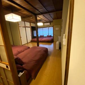 高山Private House HidaTakayama的一间设有两张双层床的客房,设有走廊