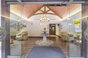 科堡Northumberland Heights Wellness Retreat & Spa的大堂设有配备椅子的等候室和喷泉