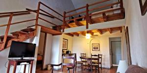 圣克鲁斯华特库布兰卡瓦图尔科别墅酒店的客厅配有桌子和高架床