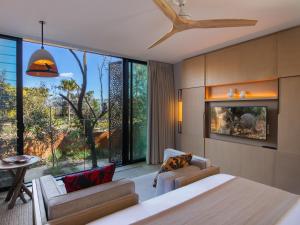 悉尼Wildlife Retreat at Taronga的一间卧室设有一张床和一个大窗户