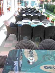 普罗夫迪夫罗多彼酒店的一排桌子,椅子,桌子,碗